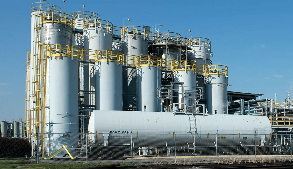 Water treatment plant with clarifiers and tanks